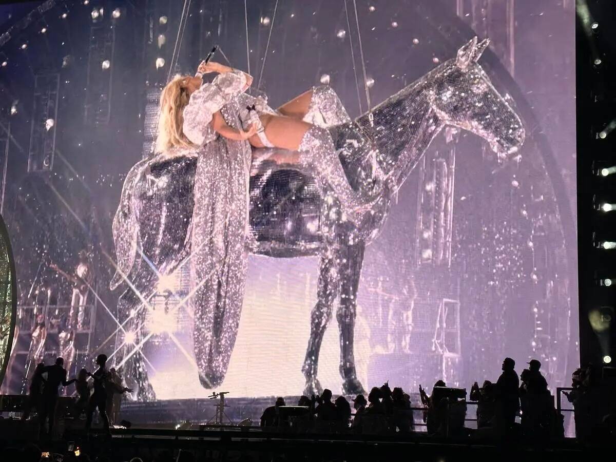 Una imagen del espectáculo "Renaissance World Tour" de Beyoncé en el Allegiant Stadium el sá ...