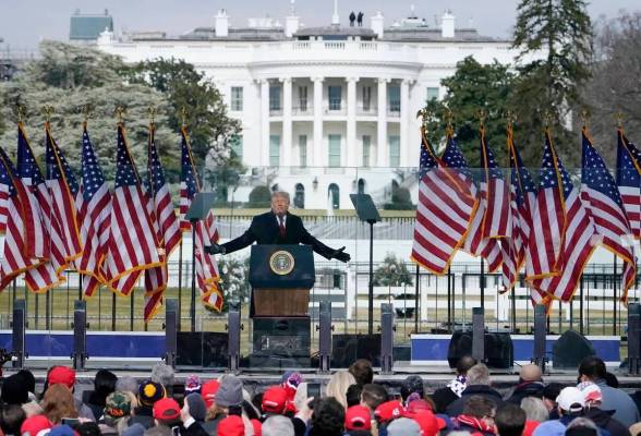 ARCHIVO - Con la Casa Blanca de fondo, el presidente Donald Trump habla en un mitin en Washingt ...