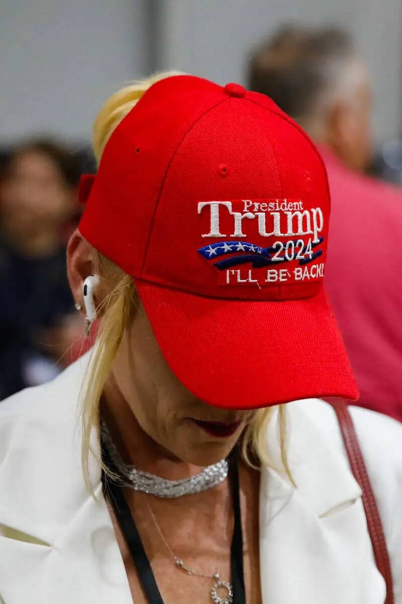 Una mujer luce una gorra de Trump 2024 en ReAwaken America Tour el viernes 25 de agosto de 2023 ...