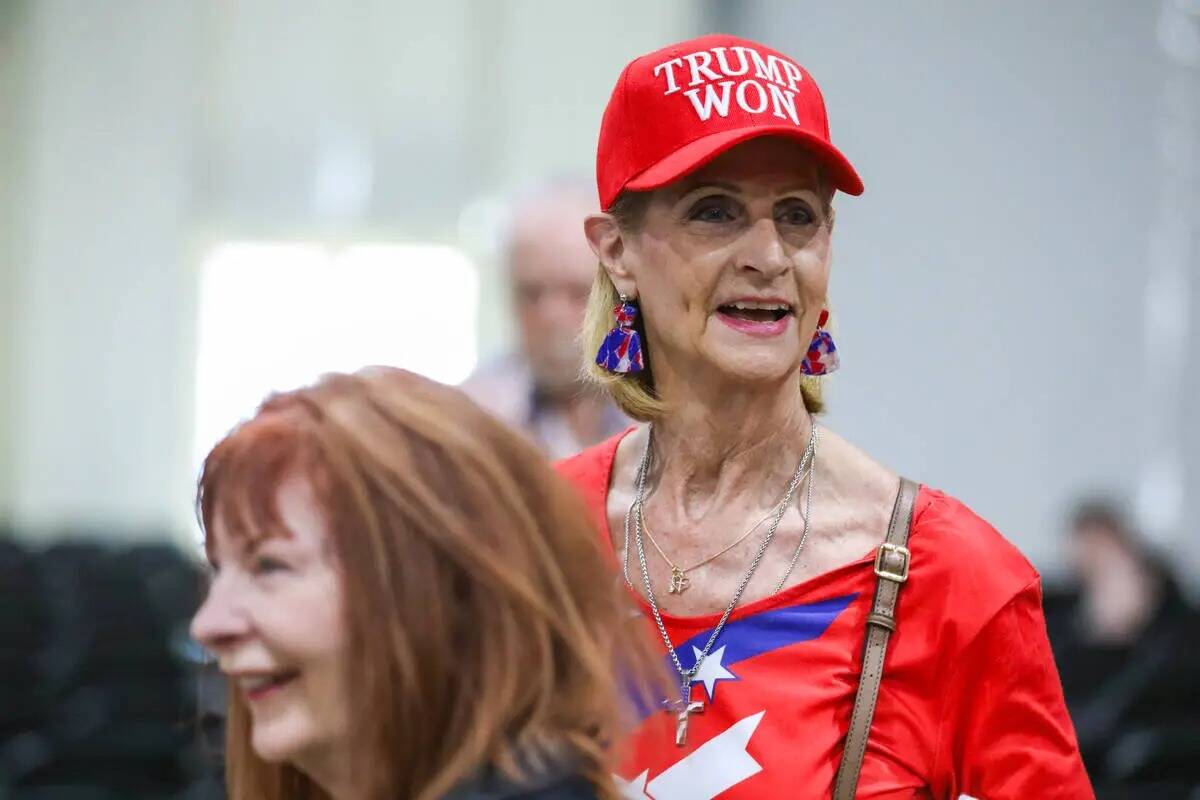 Jean Dolacin luce una gorra de Trump en ReAwaken America Tour el viernes 25 de agosto de 2023, ...