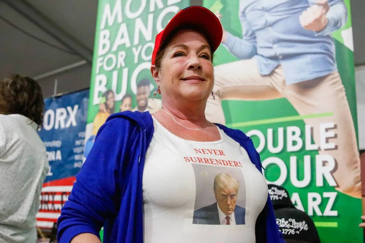 Trish LeBeu luce su playera con la foto de Donald Trump en la Gira ReAwaken America el viernes ...