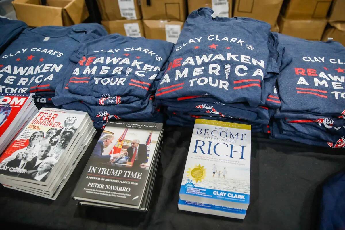 Mercancía de ReAwaken America Tour, vista el viernes 25 de agosto de 2023, en el Craig Ranch R ...