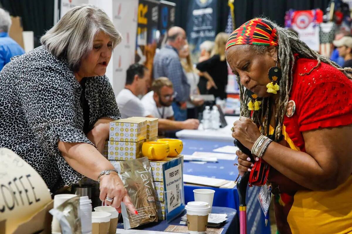 Deb Edwards, a la izquierda, habla con Menelika Basele en su puesto de café durante ReAwaken A ...