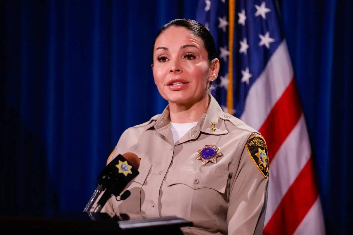 La alguacil adjunta Sasha Larkin informa a los medios de comunicación sobre un tiroteo policia ...