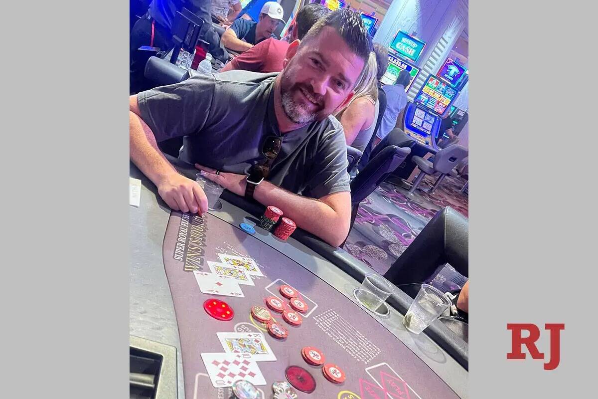 Michael James, de Cameron Park, California, ganó 140,559 dólares tras conseguir un Mega Jackp ...