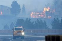 Bomberos luchan contra el incendio de Pinehaven en el área de Caughlin Ranch de Reno, el marte ...