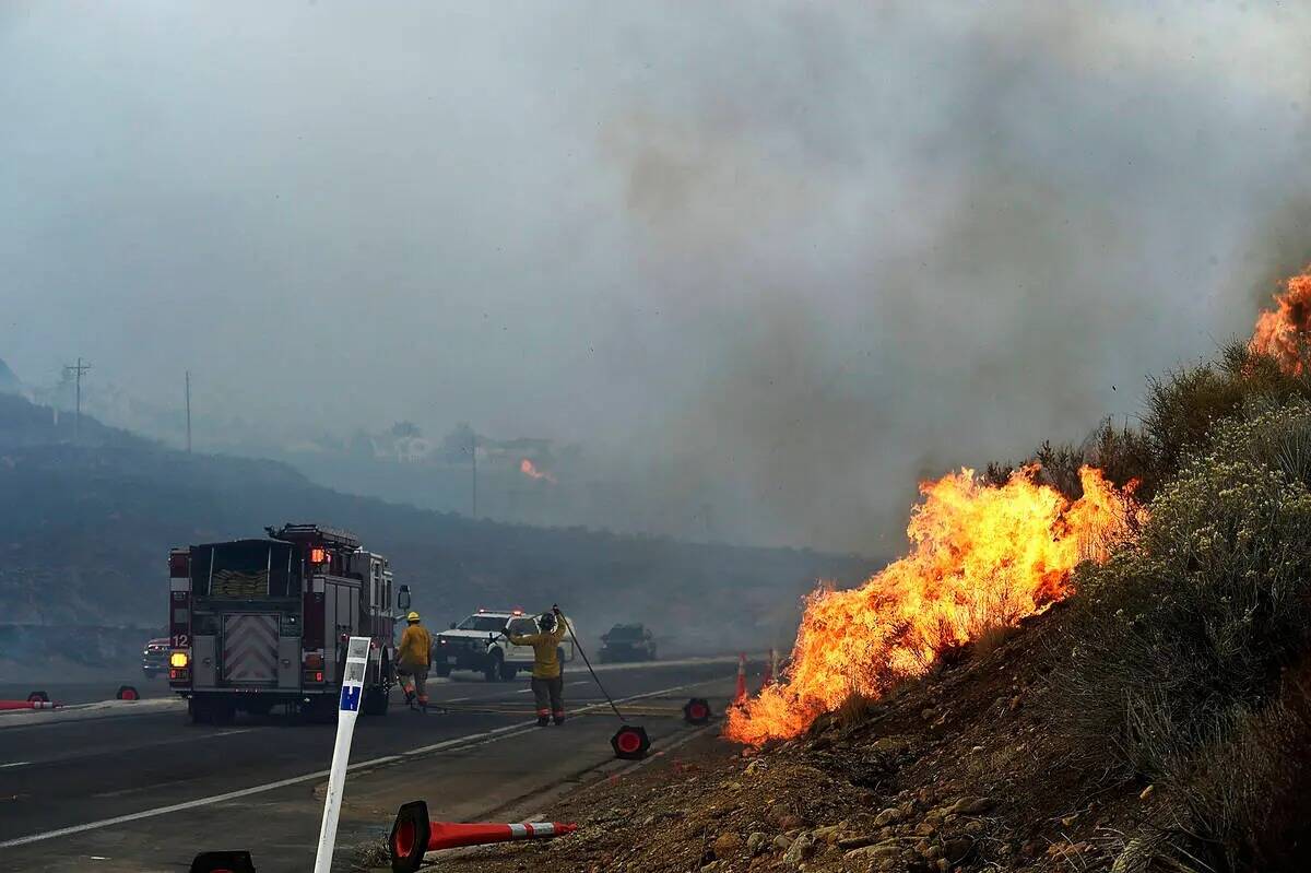 Bomberos luchan contra el incendio de Pinehaven en el área de Caughlin Ranch de Reno, Nevada, ...
