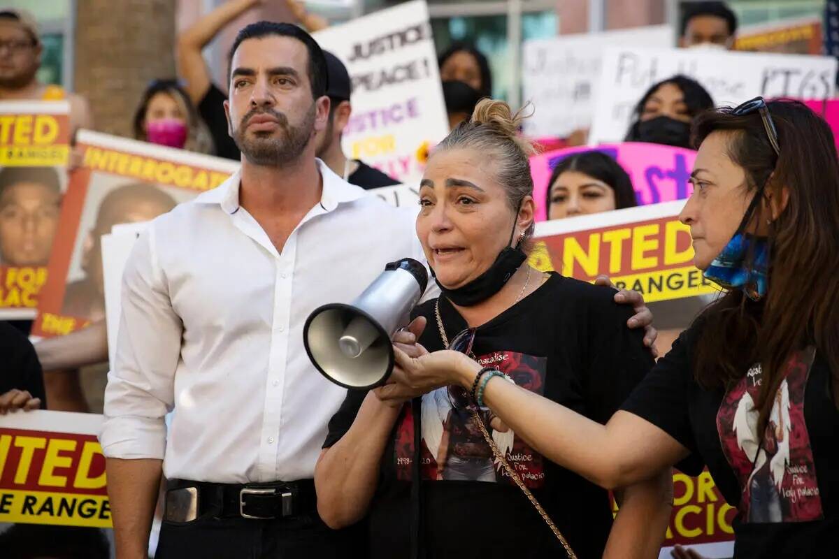 El ex congresista de Nevada Rubén Kihuen, de izquierda a derecha, con Aracely Palacio, madre d ...