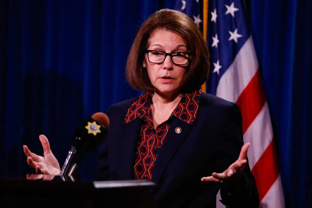 La senadora demócrata federal Catherine Cortez Masto, demócrata por Nevada, proporciona infor ...