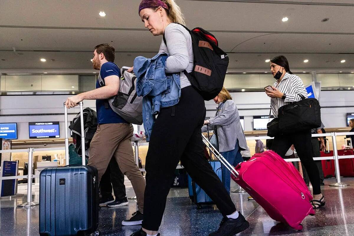 Pasajeros se preparan para registrarse en el mostrador registro de Southwest en la Terminal 1 d ...