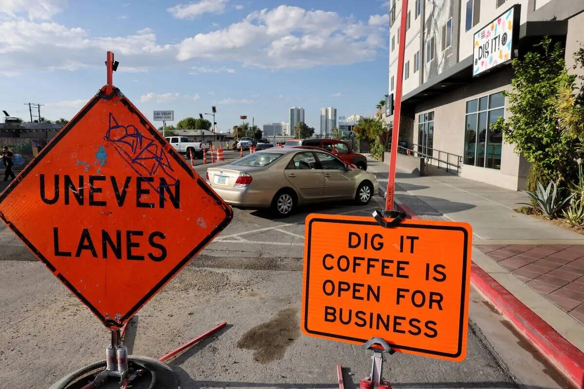 Continúan las obras en Casino Center Boulevard frente a Dig It Coffee Co. en Las Vegas el vier ...