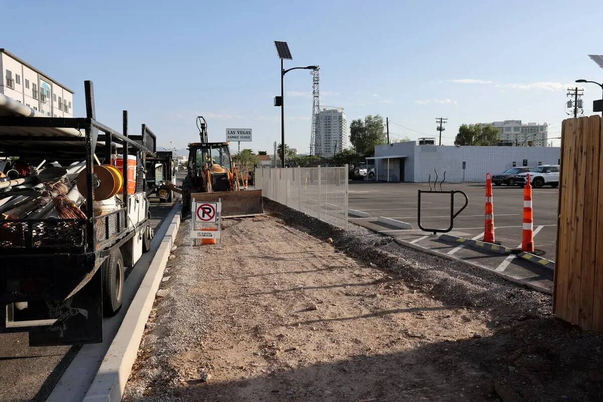 Un portabicicletas con una taza de café se ve mientras continúan las obras en Casino Center B ...