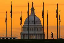 El edificio del Capitolio de Estados Unidos asoma tras las banderas en el National Mall de Wash ...