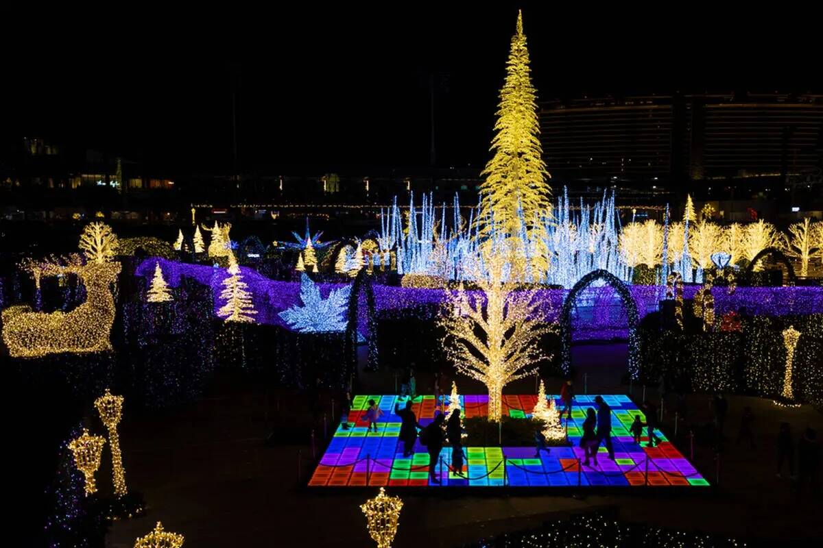 Los asistentes exploran Enchant Christmas en Las Vegas Ballpark el martes 30 de noviembre de 20 ...