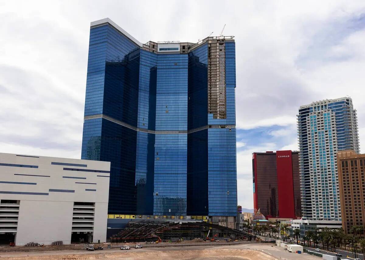 Construcción en marcha en Fontainebleau Las Vegas, centro, el miércoles 12 de abril de 2023, ...