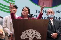 La alcaldesa de Oakland, Sheng Thao, pronuncia un discurso en el escenario junto a su familia e ...