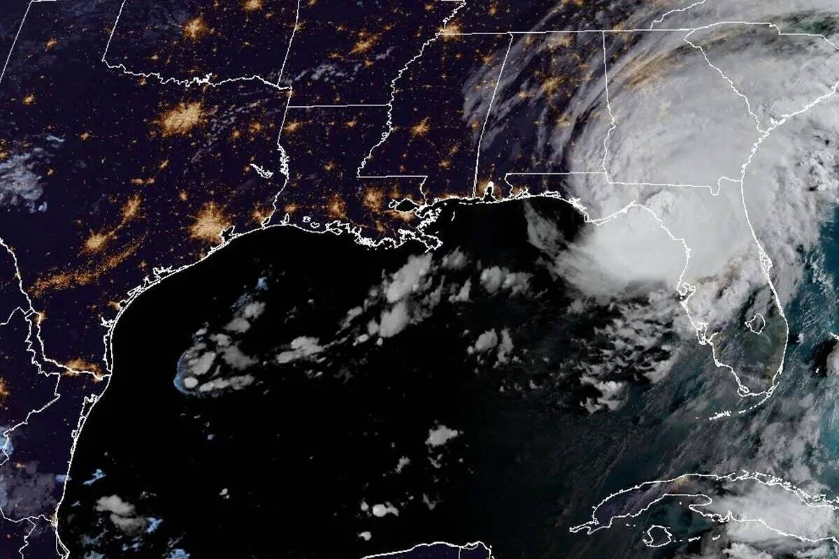 Esta imagen facilitada por la NOAA muestra el huracán Idalia sobre la costa del Golfo de Flori ...