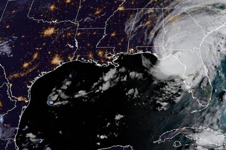 Esta imagen facilitada por la NOAA muestra el huracán Idalia sobre la costa del Golfo de Flori ...