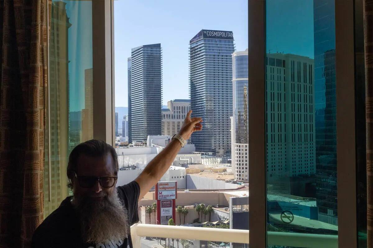 El agente inmobiliario Kevin Schroeder, de Simply Vegas Real Estate, muestra las vistas desde u ...