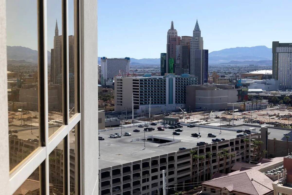 Vista desde una suite penthouse a la venta en The Signature at MGM Grand el martes 29 de agosto ...