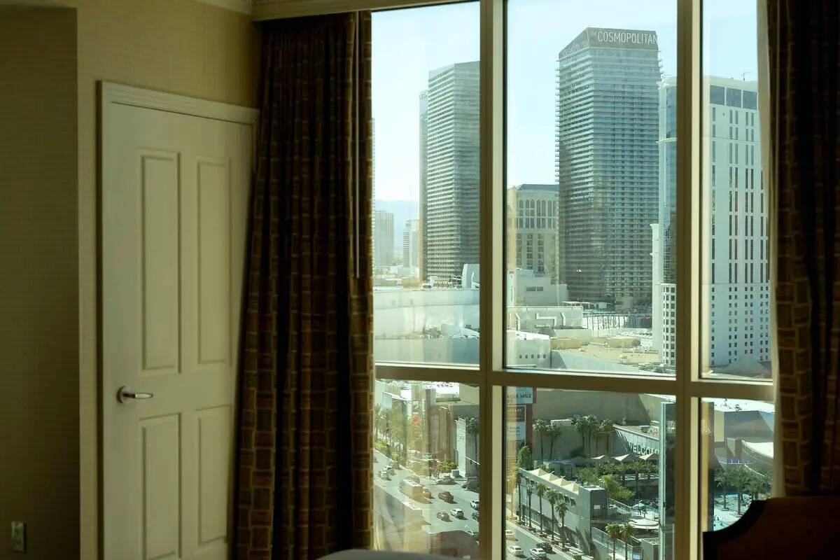 El Strip de Las Vegas es visible desde el dormitorio de una suite penthouse a la venta en The S ...