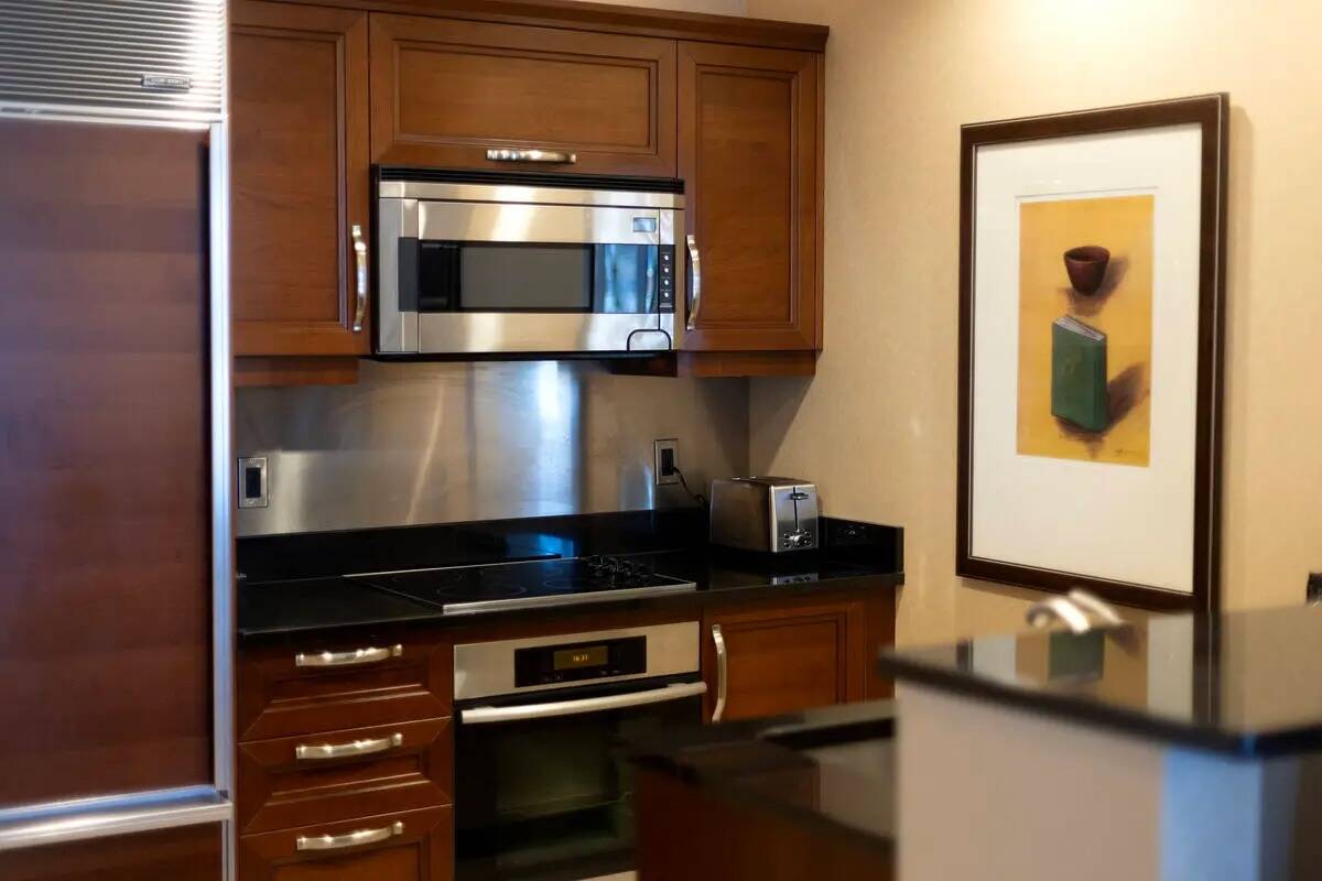 La cocina de una suite en el penthouse que está a la venta en The Signature at MGM Grand el ma ...