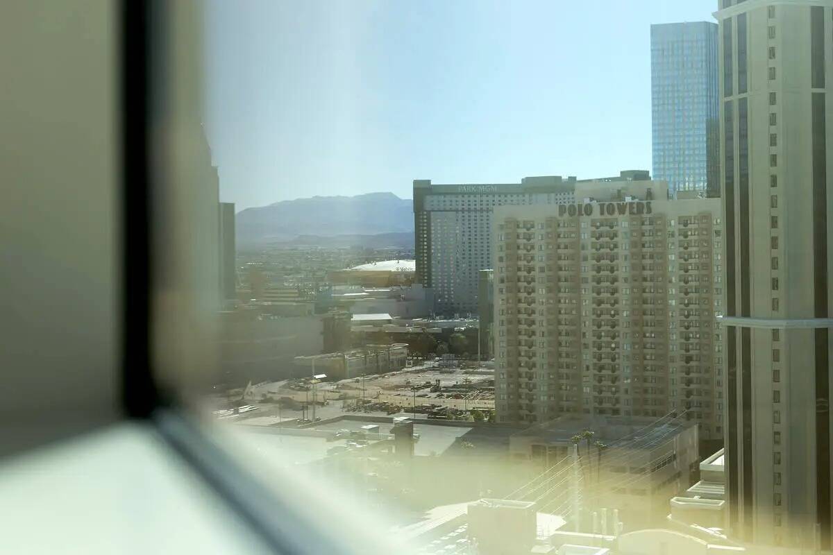 El Strip de Las Vegas es visible desde el dormitorio de una suite penthouse a la venta en The S ...