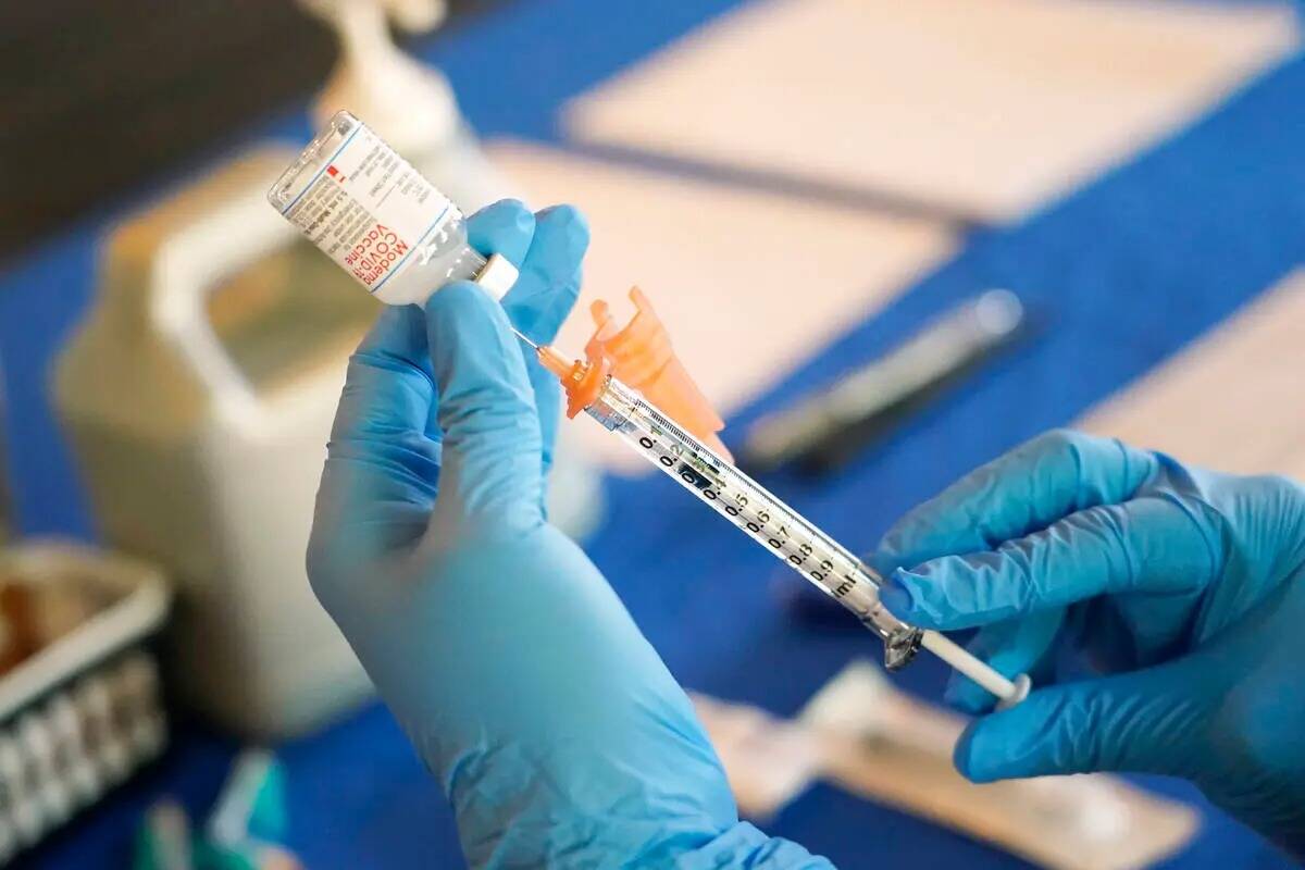 Una enfermera prepara una jeringuilla con la vacuna COVID-19 en un puesto de inoculación de Ja ...