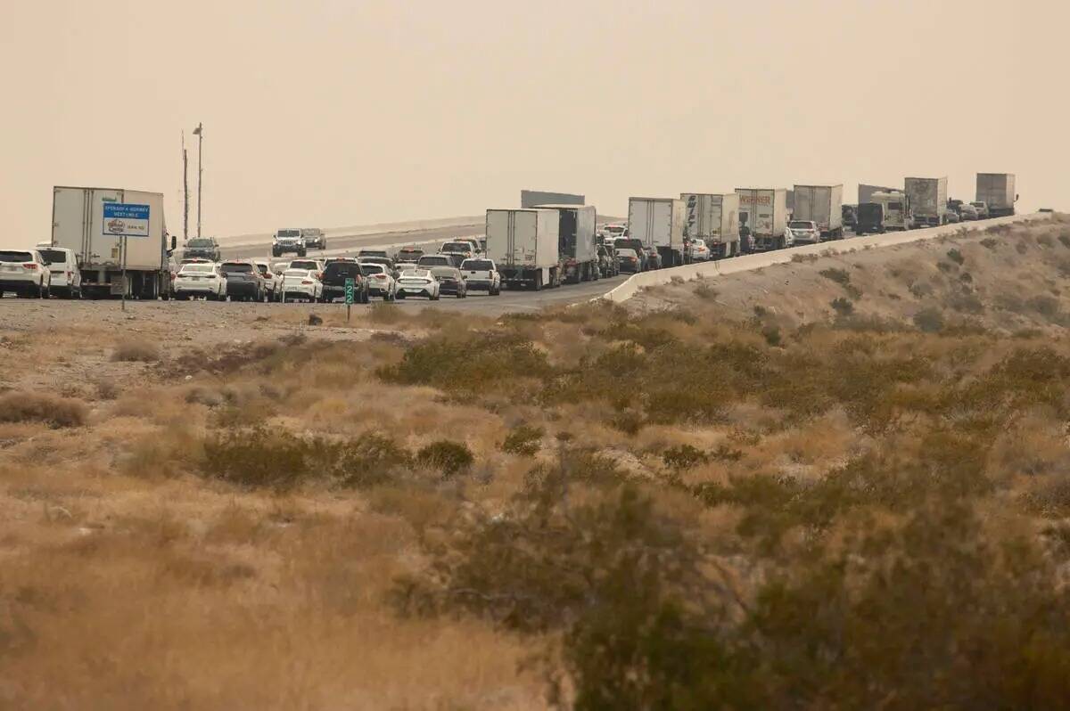 Southbound Interstate-15 tránsito se acumula en la milla 5 norte Primm el lunes, 7 de septiemb ...