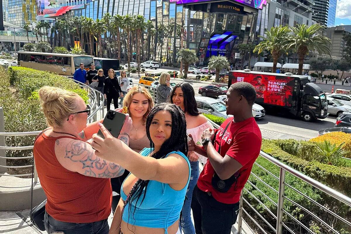 Nya Hudson, de 21 años, de Washington, se toma una selfie en el Strip del Planet Hollywood Res ...