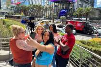 Nya Hudson, de 21 años, de Washington, se toma una selfie en el Strip del Planet Hollywood Res ...