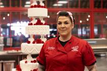 Christina Nasso, directora general de Carlo's Bake Shop Las Vegas, con una réplica del famoso ...