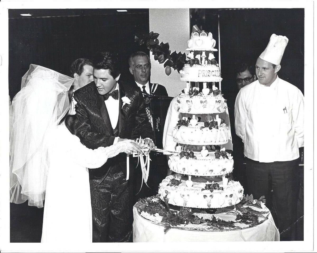 El pastel nupcial de la boda de Elvis y Priscilla Presley celebrada en Las Vegas en 1967 se est ...