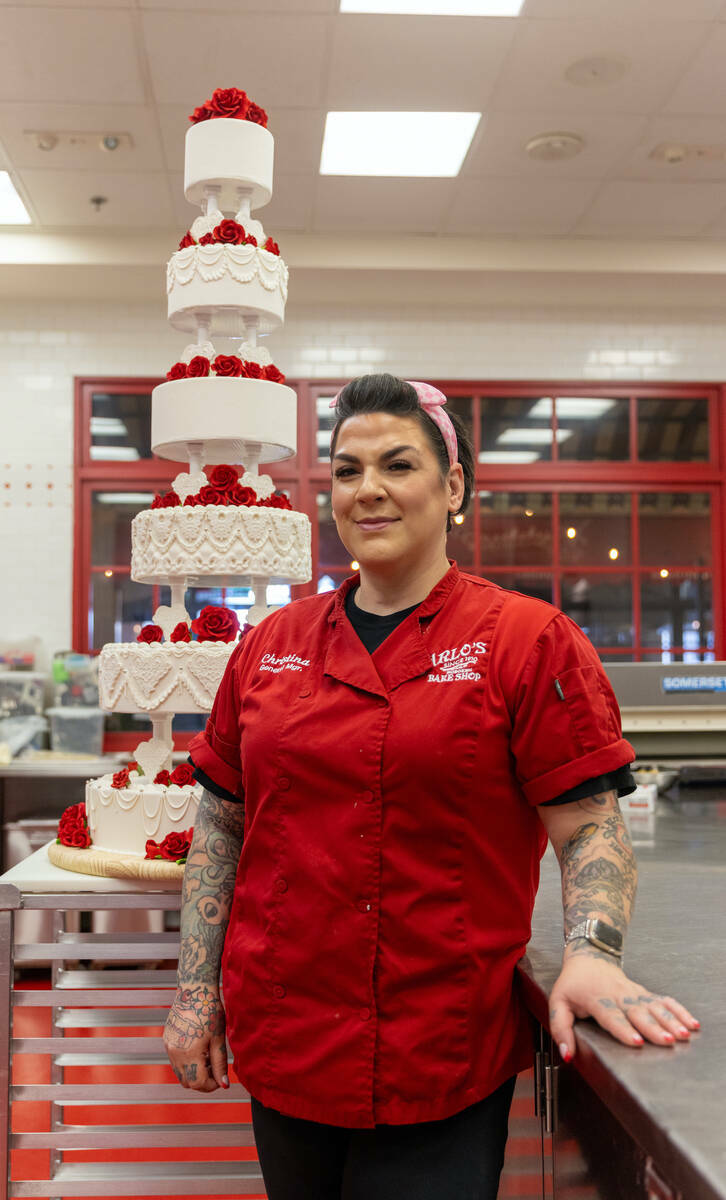 La directora general de Carlo's Bake Shop Las Vegas, Christina Nasso, con una réplica del famo ...