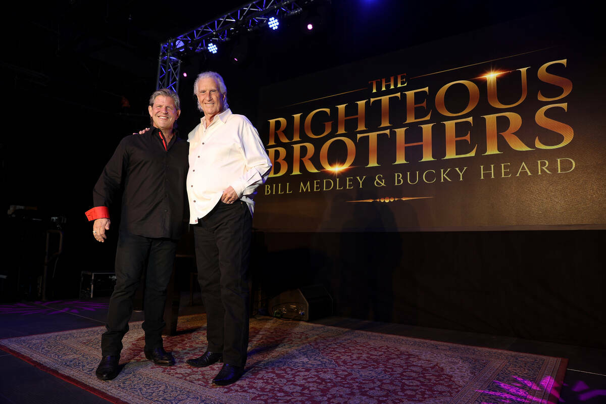 Bucky Heard, izquierda, y Bill Medley de los Righteous Brothers posan para una foto en The Spac ...