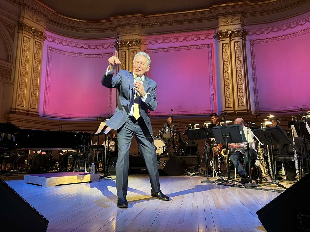 Bob Anderson ensaya en el Carnegie Hall de Nueva York, el sábado 11 de diciembre de 2021. (Joh ...