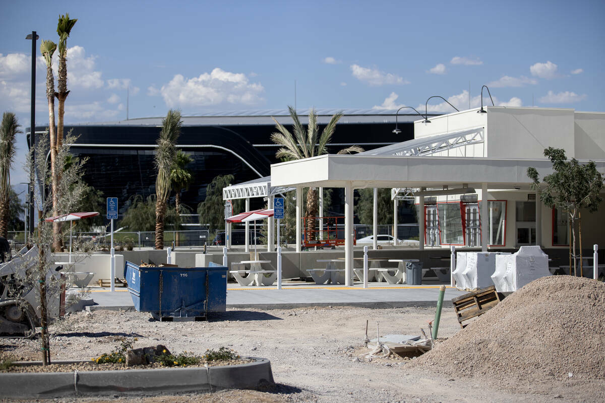 Un restaurante In-N-Out Burger está en construcción en la intersección de West Russell Road ...