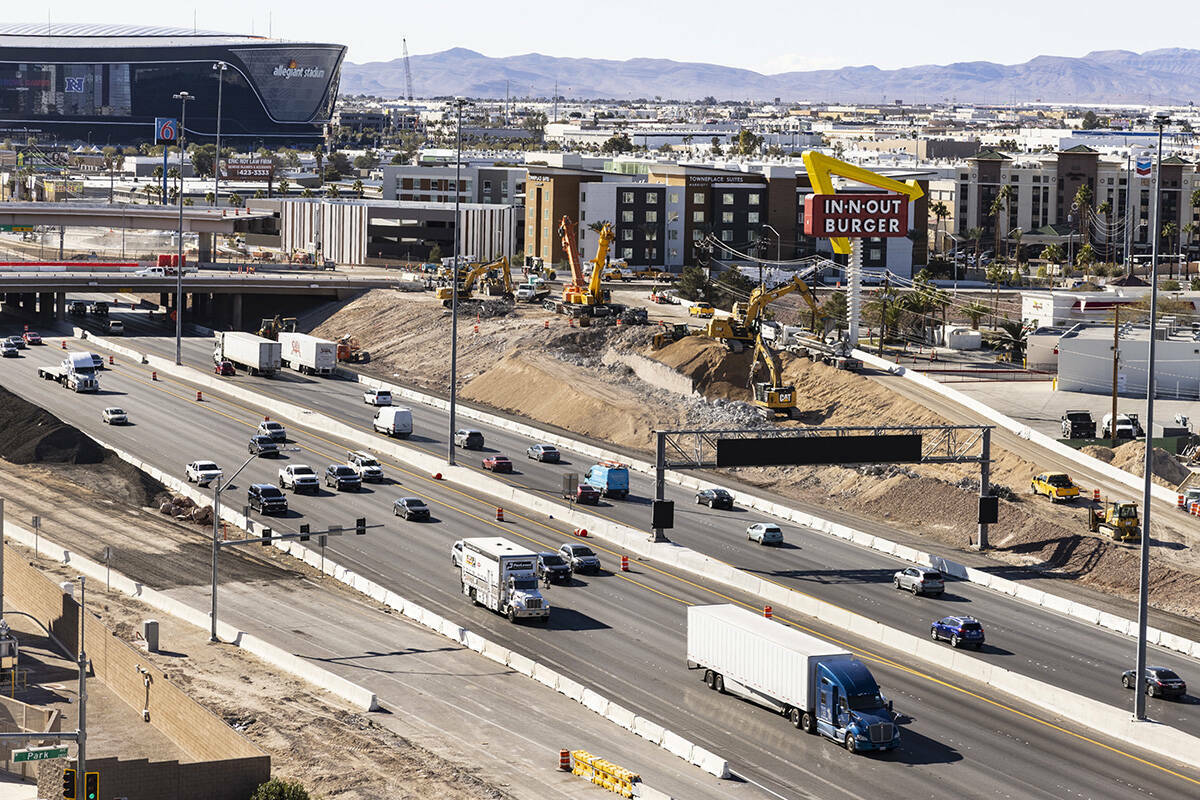 Construcción en marcha en la Interestatal 15 cerca de Tropicana Avenue, el 26 de enero de 2023 ...