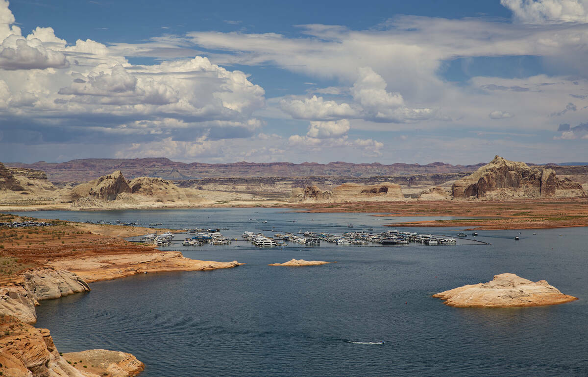 Vista de Wahweap Marina en el lago Powell, en el Área Recreativa Nacional de Glen Canyon, el 2 ...