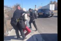 Esta captura de pantalla de video muestra un incidente el 9 de febrero de 2023 entre un policí ...