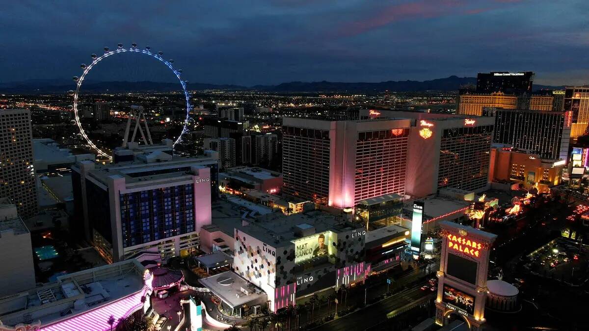 Vista aérea de los casinos de los hoteles The Linq y Flamingo en el centro de Las Vegas Strip ...