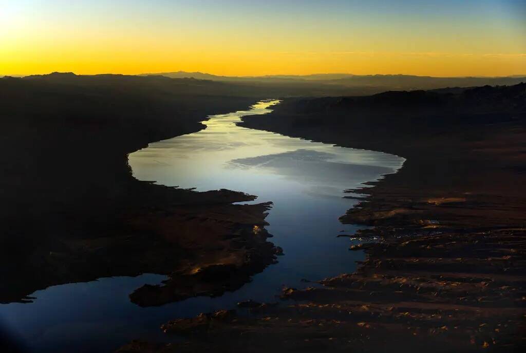 El sol está a punto de salir por encima de Cottonwood Cove, abajo a la derecha, en el lago Moh ...