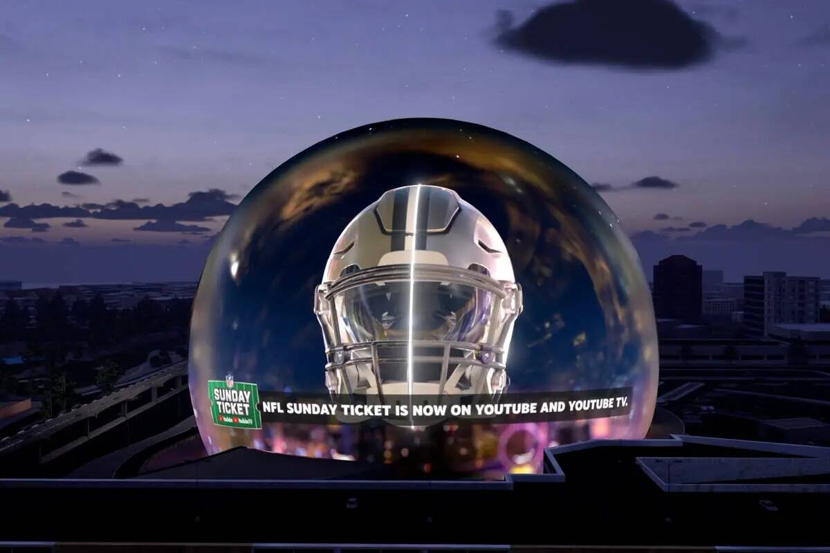Esta imagen muestra un anuncio del paquete NFL Sunday Ticket de YouTube en la exosfera de la Sp ...