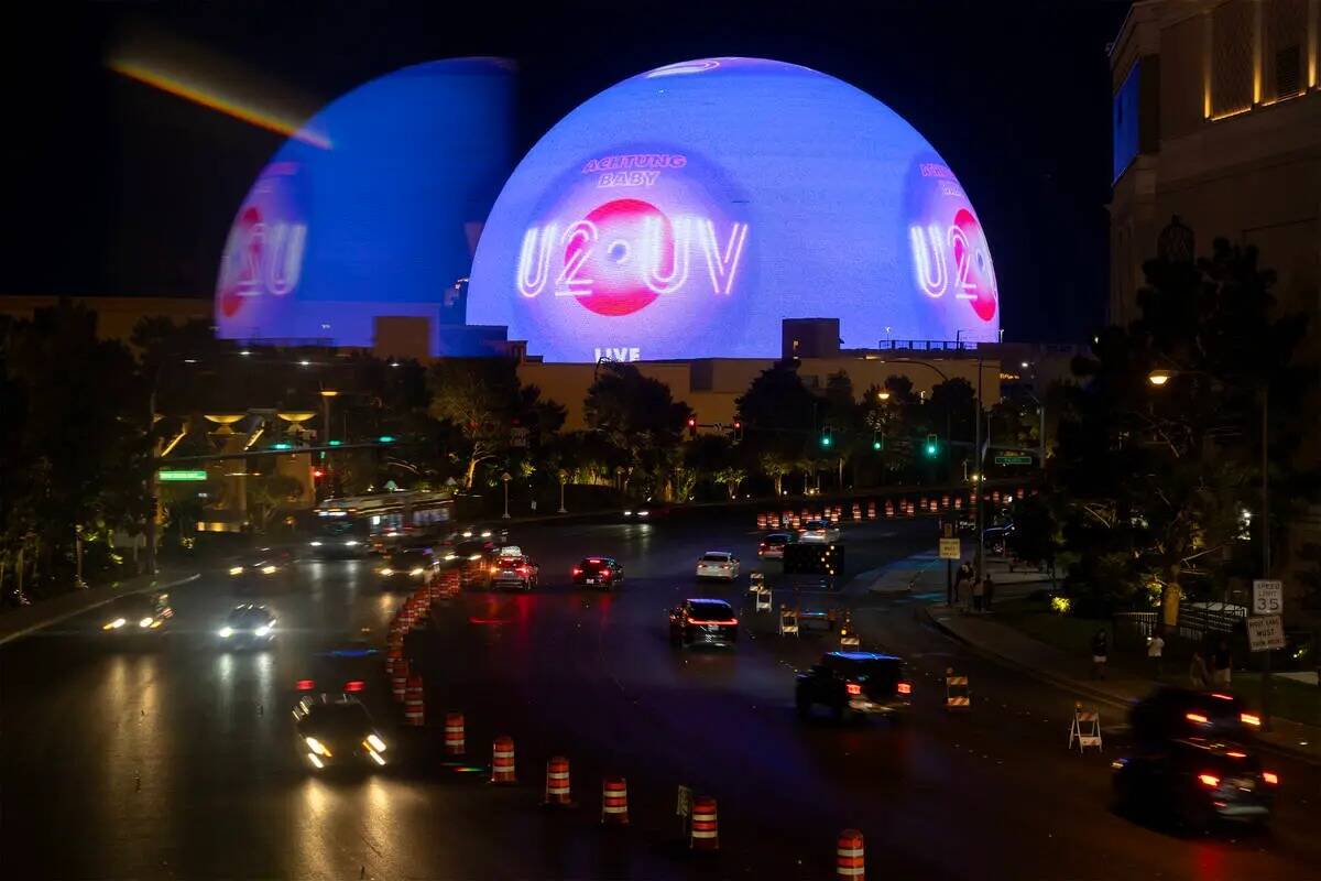 The Sphere muestra un anuncio de su espectáculo inaugural, U2, visto desde el puente peatonal ...