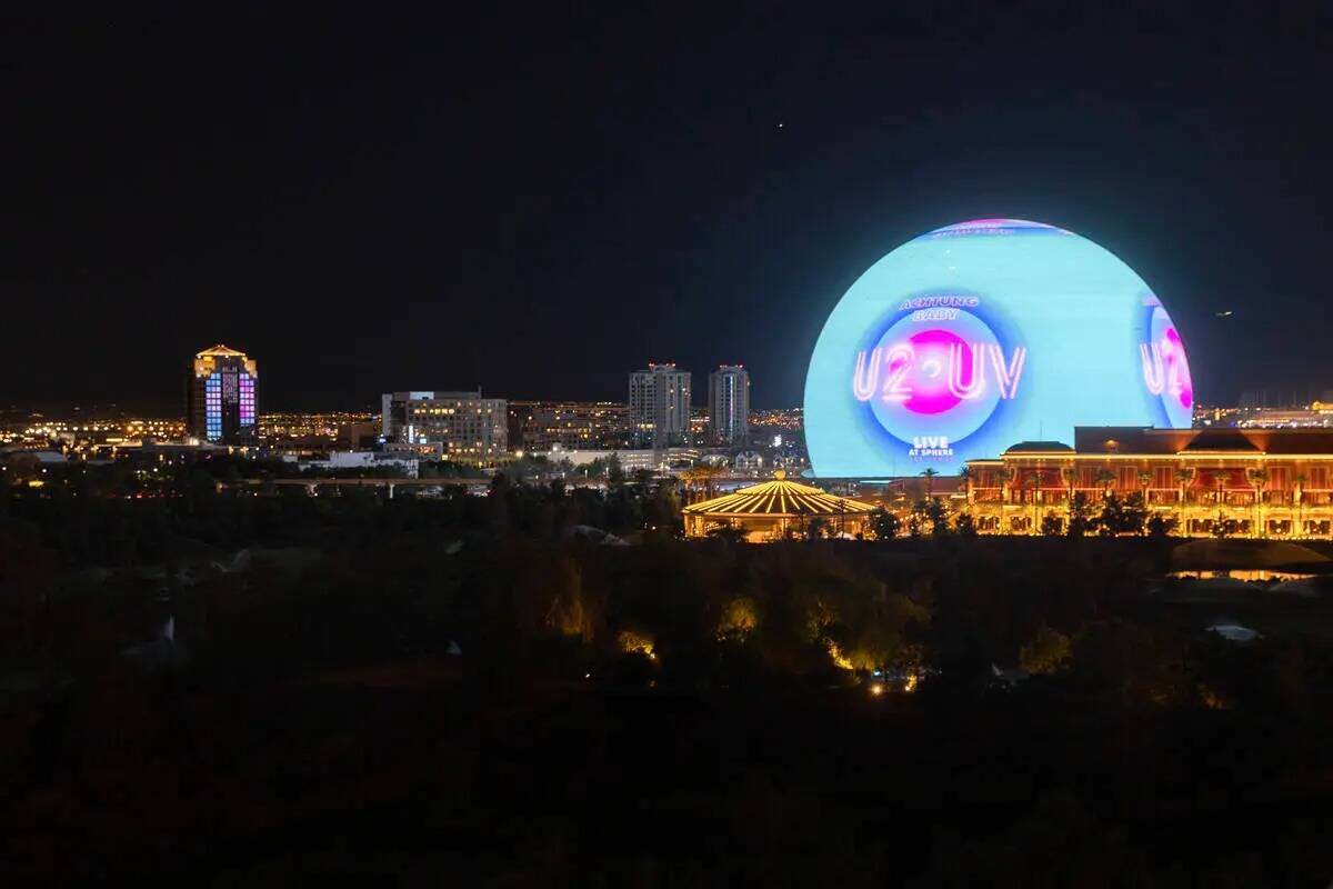 The Sphere muestra un anuncio de su espectáculo inaugural, U2, visto desde el estacionado Enco ...
