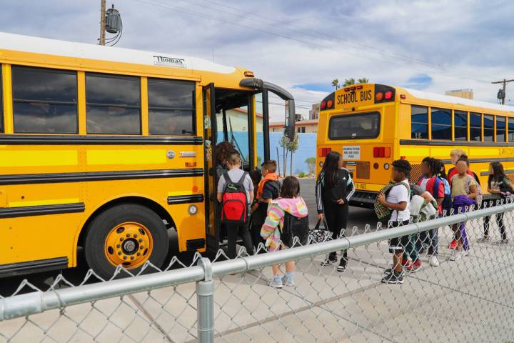 Estudiantes del Distrito Escolar del Condado Clark se suben a autobús escolar. (Cortesía vía ...