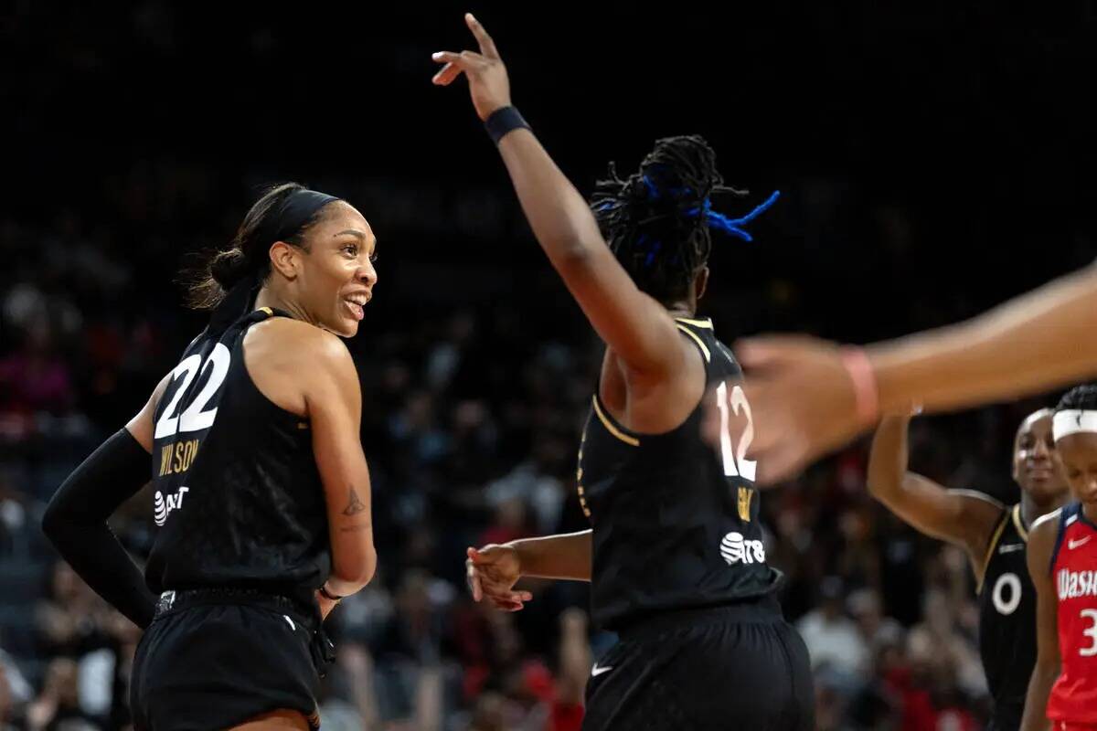 La alera de Las Vegas Aces A'ja Wilson (22) y la escolta Chelsea Gray (12) celebran después de ...