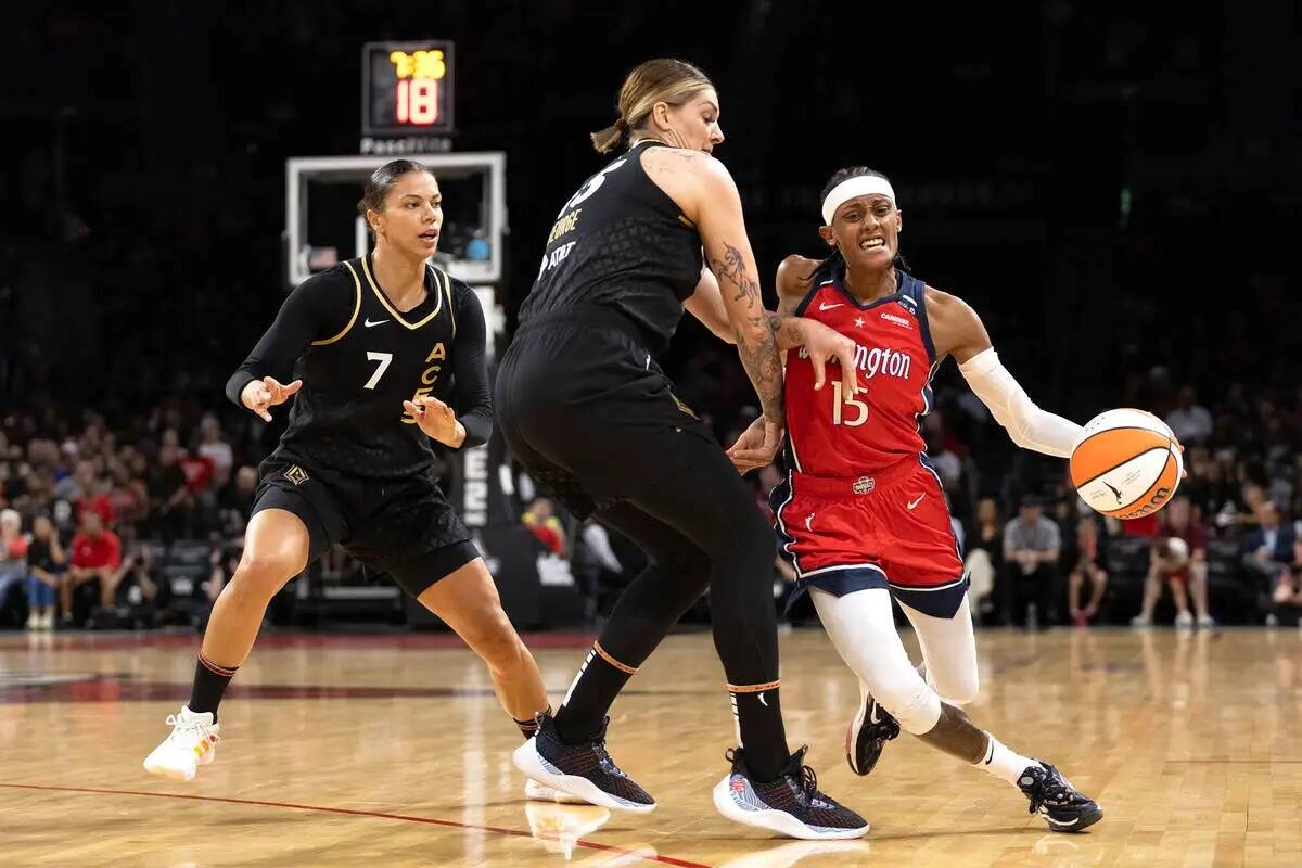 La escolta de Washington Mystics Brittney Sykes (15) conduce alrededor de la alera de Las Vegas ...