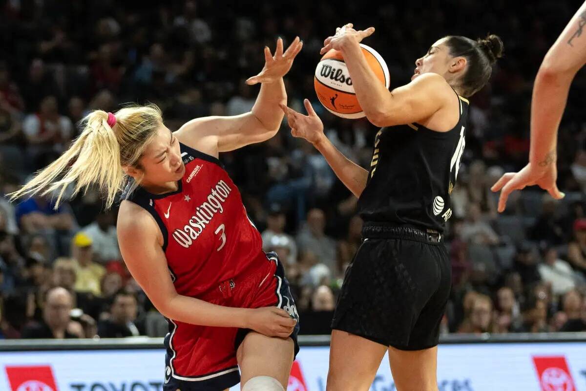 La escolta de Las Vegas Aces Chelsea Gray (12) se hace con el balón ante la escolta de Washing ...