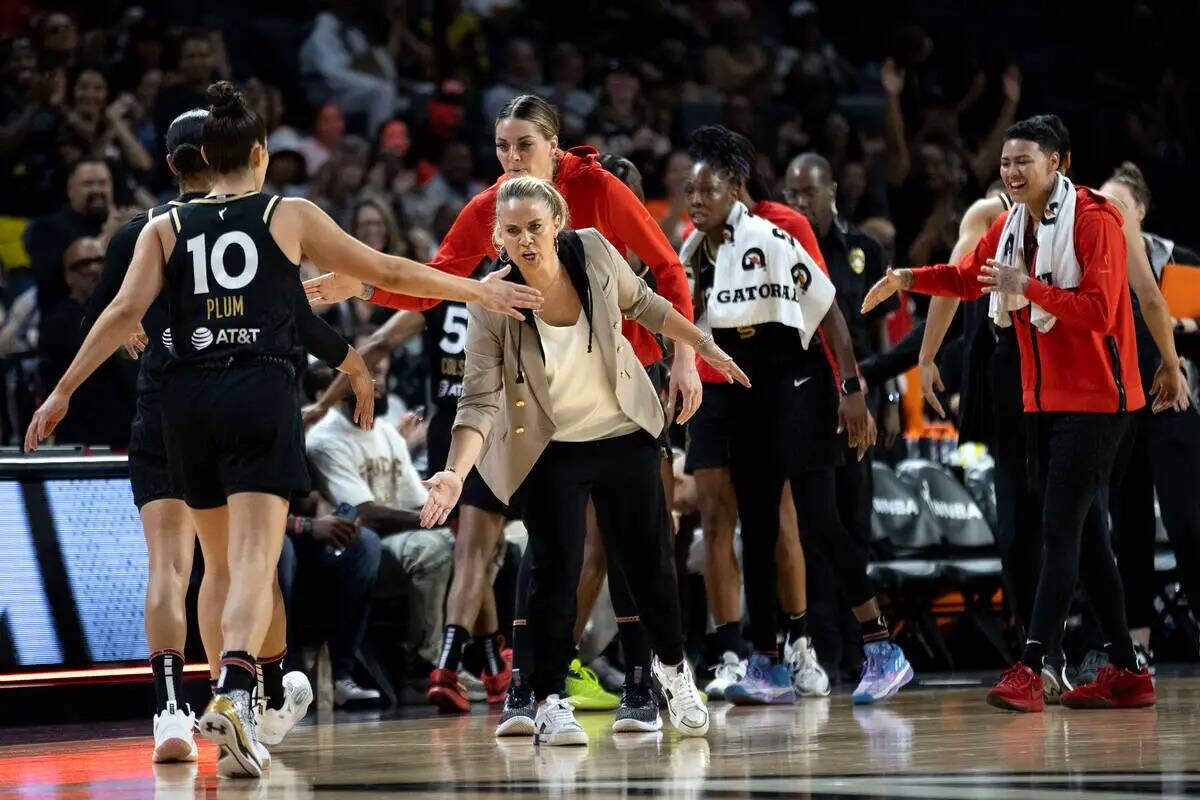 La entrenadora de Las Vegas Aces Becky Hammon da la bienvenida a su equipo en un tiempo muerto ...